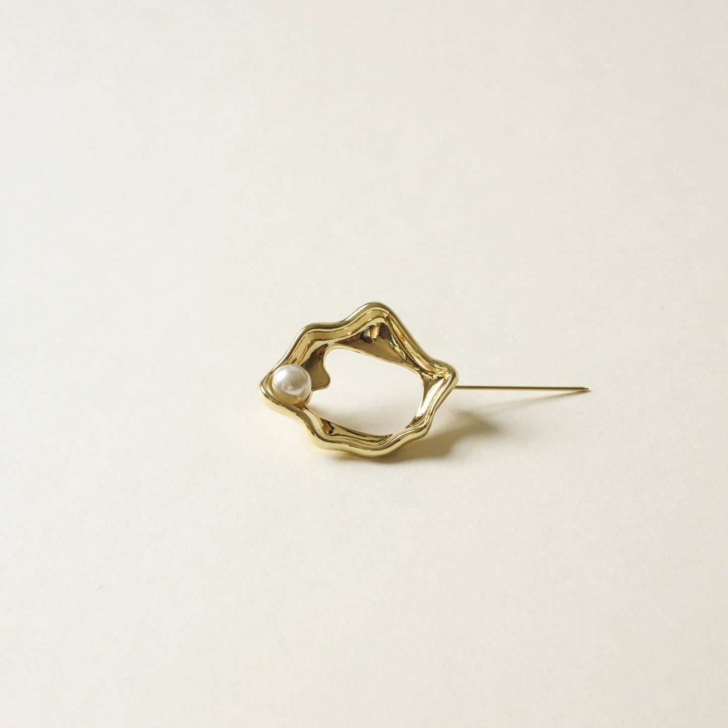 Ripple Metal Pearl Brooch