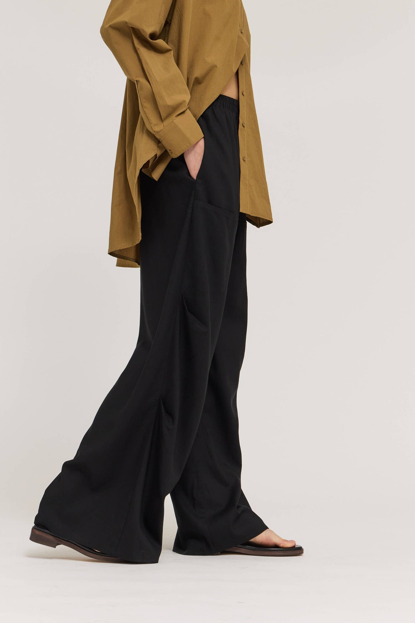 Black Linen Curved Seam Pant